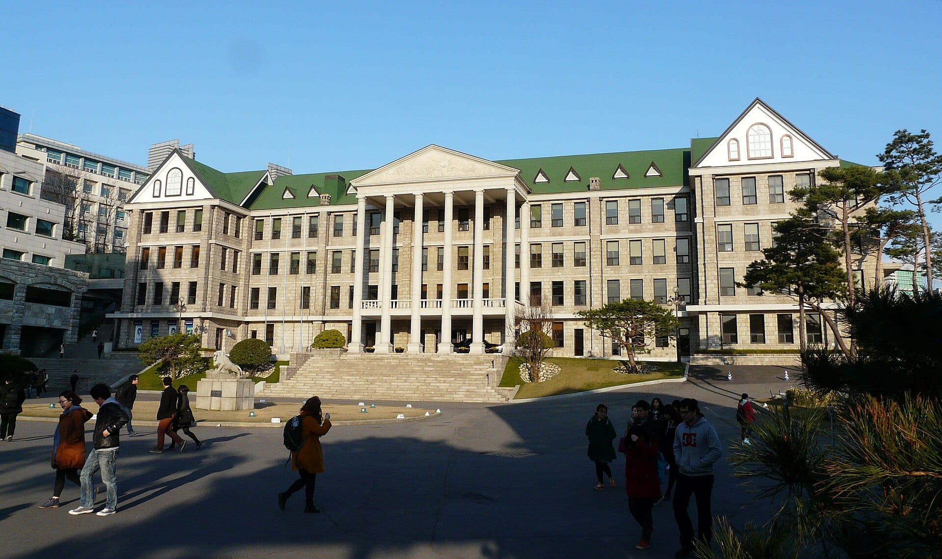 A green-roofed, columned university building on the Seoul campus of Hanyang University